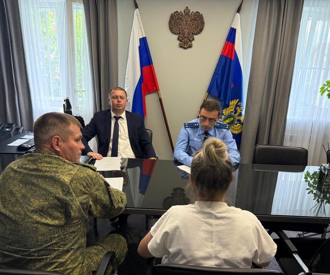 Сегодня в прокуратуре Апшеронского района вместе с прокурором Алексеем Поповым и военным комиссаром Алексеем Павловым провели прием участников СВО и членов их семей. Заявители обратились с вопросами в сфере жилищно-коммунального законодательства, а также получения мер социальной поддержки. В ходе приема даны разъяснения норм действующего законодательства, по ряду обращений будут проведены прокурорские проверки.