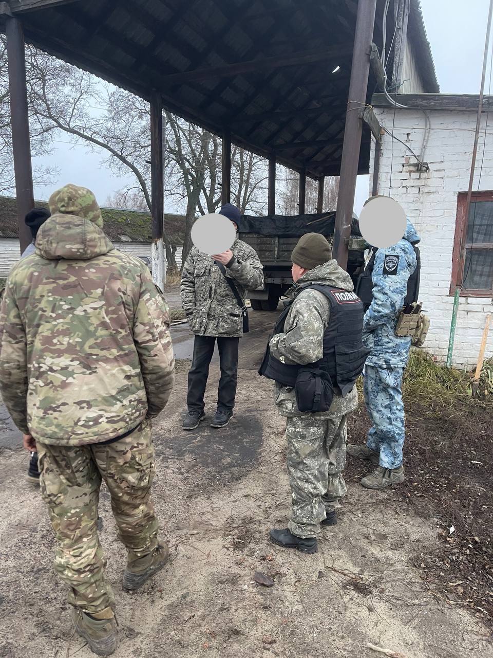 Добровольцами отряда «Барс-Курск» совместно с сотрудниками ОМВД по Глушковскому району был задержан мародер, который на грузовом автомобиле вывозил зерно, находящееся на хранении в одном из сельхозпредприятии.  Сейчас с задержанным проводятся следственные мероприятия, а также устанавливается ущерб, который он нанес предприятию.