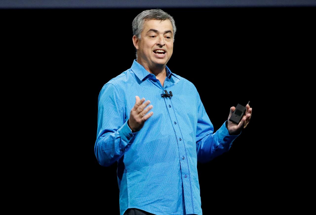 Вице-президент Apple заявил, что ИИ заменит iPhone через 10 лет Старший вице-президент Apple по интернет-сервисам Эдди Кью заявил, что через 10 лет человечеству не потребуется iPhone. Его место могут занять совершенно новые устройства с искусственным интеллектом. Кью также сказал, что поисковые системы с ИИ заменят сегодняшние решения. Однако Apple уже рассматривает интеграции с ChatGPT, Perplexity AI и другими чат-ботами, которые используют большие языковые модели. Эти заявления были сделаны в ходе судебного процесса, из-за которого Apple может потерять около $20 млрд в год, если Google запретят платить за возможность быть поисковой системой в Safari по умолчанию.