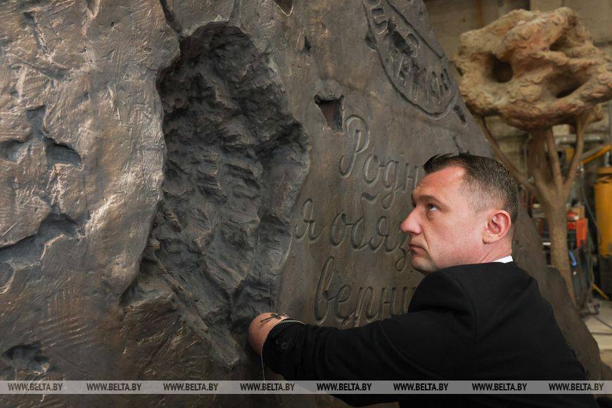 БелТА: Скульптурную композицию «Живая память благодарных поколений» отправят сегодня из Минска в Москву