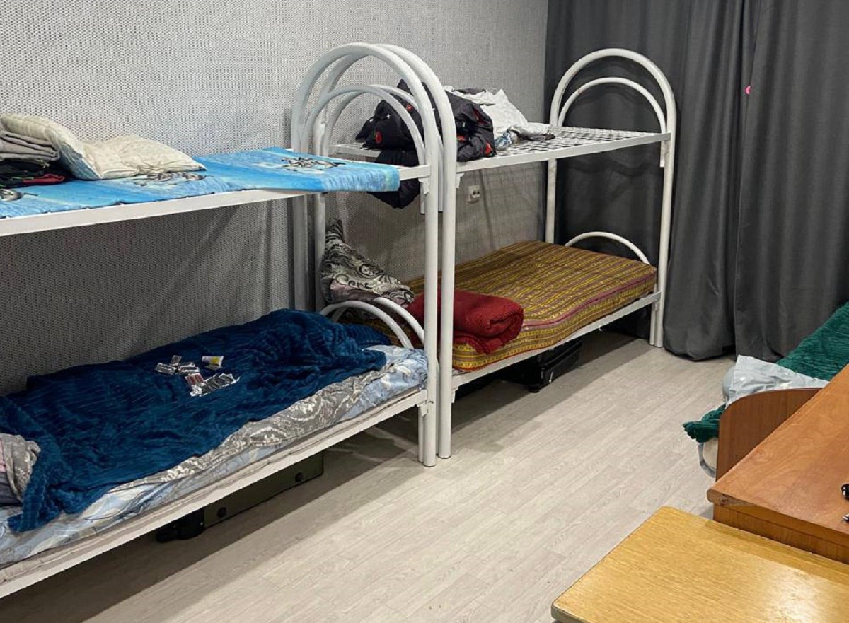 В Норильске накрыли фирму, которая несколько лет занималась организацией интимных услуг В 2023 году 45-летняя и 44-летняя подруги решили подзаработать. С июля 2023 по июнь 2025 года они арендовали две квартиры: одну использовали для незаконного бизнеса, а в другой жили «сотрудницы». Помимо сутенеров полицейские задержали водителя и четверых девушек. Также изъяли учетные записи клиентской базы, документы, банковские карты, визитки и 6900 рублей. На подруг завели дело по статье «Организация занятия проституцией». Им грозит до пяти лет колонии. Сейчас они под подпиской о невыезде. На четверых «жриц любви» составили административные протоколы. краевое МВД