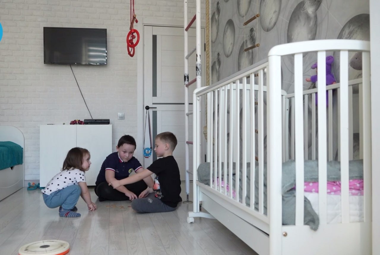 Более 31 млрд рублей направят на поддержку семей Петербурга в 2026 году Президент России Владимир Путин в ходе объединенной пресс конференции и прямой линии уделил внимание поддержки семей с детьми Он отметил что вокруг этого строится госполитика В Петербурге действует эффективная региональная система поддержки этой категории граждан В 2026 году из бюджета выделят 31 6 млрд рублей В прошлом году Петербург ввел новые меры соцподдержки многодетных семей Были расширены возможности получения маткапитала отменена плата за садики а родители начали получать наборы для новорожденных В 2025 году утвердили Дорожную карту по достижению плановых показателей нацпроекта в сфере рождаемости С июля в городе работают пункты проката детских принадлежностей Студенческим семьям стала доступна услуга Социальной няни Фото скриншот с видео Город Подпишись на Город Telegram MAX ВК