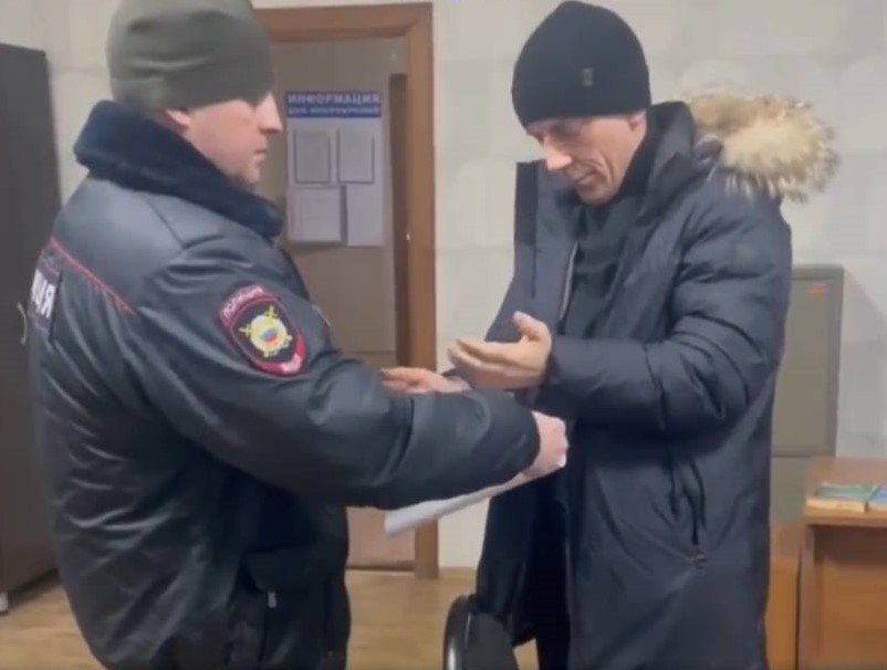 Мотыгинцам под видом питьевой за бюджетный счет привозили воду из ручья В Мотыгинском районе возбуждено уголовное дело о хищении 1 9 млн рублей из бюджета из за фиктивных расходов на водоснабжение сообщили в прокуратуре В ноябре 2023 года население двух посёлков района нуждалось в питьевой воде и администрация решила помочь Местный индивидуальный предприниматель был наделен статусом гарантирующей организации а расходы ему обещали компенсировать из бюджета чтобы жители платили меньше Бизнесмен представил расчёт тарифа куда включил аренду КамАЗа с цистерной покупку топлива парковочное место в отапливаемом гараже закупку воды у специализированной организации зарплаты водителя и двух кассиров С июня по декабрь 2024 года бюджет исправно перечислял ему деньги 1 9 млн руб Но тут вмешалась прокуратура Оказалось что все эти расходы фантазия КамАЗ не использовался Воду подвозили из местного ручья на машине администрации Парковочное место предоставлялось бесплатно Никаких кассиров не было оплату также собирала местная администрация Документы о якобы закупке воды у организации оказались фиктивными с компаниями где генеральным директором был сам предприниматель По материалам проверки прокуратуры следственный орган возбудил уголовное дело о мошенничестве Тормозит Телеграм Читай Newslab в MAX