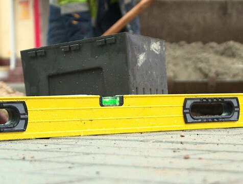В Козельске началось строительство бассейна В Козельске началось строительство долгожданного бассейна. Об этом сообщила Елена Слабова, глава районной администрации. Новый объект появится в рамках федеральной программы "Развитие физической культуры и массового спорта". Ранее сообщалось, что комплекс планируют построить к марту следующего года.