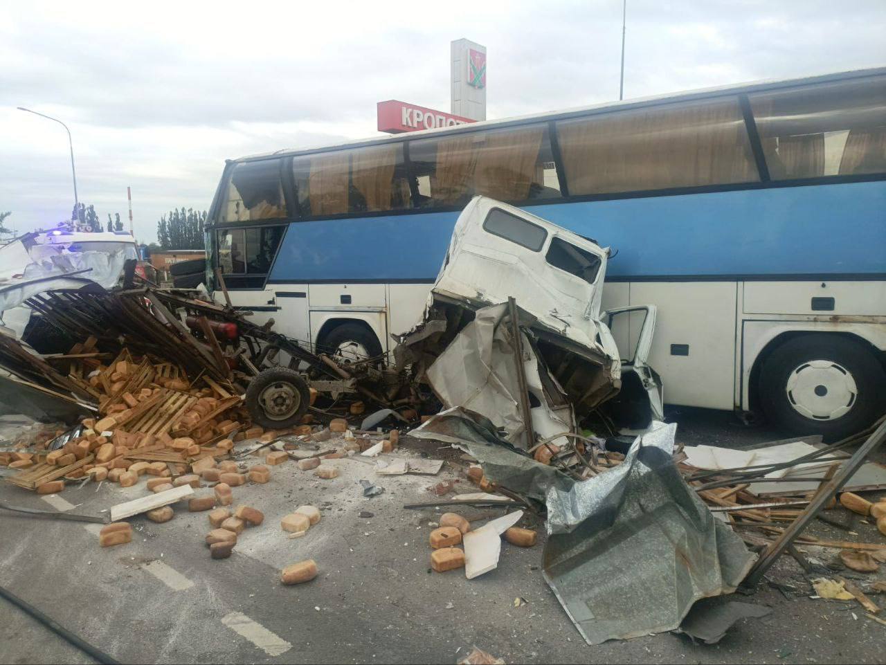 «Газель» протаранила автобус в Кропоткине. 21-летний водитель «Газели» на перекрестке не уступил дорогу и столкнулся с междугородним автобусом «Неоплан», который следовал по маршруту «Севастополь - Махачкала». От удара «Газель» отбросило в грузовой «Вольво». В автобусе находились три пассажира. Никто из них, а также водители всех трех транспортных средств, не пострадал. На перекрестке движение частично перекрыто. На месте происшествия работают сотрудники ДПС. Кубанские Новости