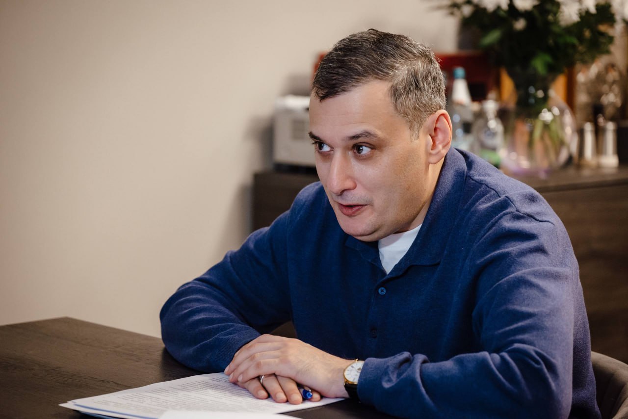 Губернатор Курской области Александр Хинштейн пройдет реабилитацию в Москве Глава Курской области сообщил что продолжит восстановление после дорожно транспортного происшествия в специализированном федеральном центре в Москве В январе губернатор попал в ДТП в результате которого получил множественные переломы Операцию ему провели в Курске после чего был назначен курс лечения По словам Александра Хинштейна основной этап терапии завершён и теперь начинается период реабилитации Он отметил что ускоренное восстановление возможно только в профильном федеральном медицинском центре который находится в Москве Губернатор поблагодарил медицинских работников Курской области за проведённую операцию и лечение а также жителей региона за поддержку и пожелания скорейшего выздоровления Курская Telega Прислать новость