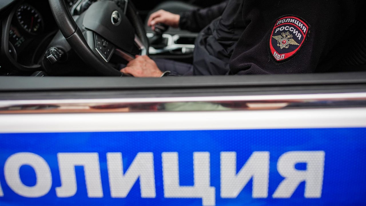 Правоохранители задержали «запасливого» наркодилера — мужчина хранил 5 кг запрещёнки в съёмном помещении По нашим данным, сотрудники органов задержали 40-летнего мужчину в здании паркинга на улице Софьи Ковалевской. При себе у него оказалось 100 граммов гашиша — вещество отправили на экспертизу. Следом полицейские обыскали помещение, которое мужчина арендовал по тому же адресу. Как оказалось, он использовал его для хранения и фасовки наркотиков с целью последующего сбыта. На месте обнаружены пакеты с кокаином массой 0,5 кг и с МДМА массой 0,8 кг, гашиш массой 4 кг и банка с марихуаной массой около 0,2 кг. Возбуждено уголовное дело о незаконном сбыте наркотических веществ. Мужчина задержан, полиция продолжает выявлять соучастников. Известно, что ранее фигурант уже был судим по той же статье. ИЗВЕСТИЯ/Сергей Лантюхов Подписаться Прислать новость