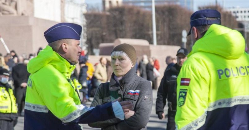 Суд в Латвии заменил активистке Елене Крейле условный срок на реальный  Суд в Латвии рассмотрел апелляции по делу активистки Елены Крейле и заменил условный срок на реальное лишение свободы. Крейле предстоит провести 1 год в тюрьме за плакат с надписью «РОССИЯ, Я С ТОБОЙ!», который стал причиной её преследования.  Это далеко не единственный случай давления на Крейле за её убеждения. По другому уголовному делу, связанному с инсталляциями в окнах её квартиры с российским флагом, её уже приговорили к 3,5 годам тюрьмы, хотя апелляция по этому делу ещё не рассматривалась.  В настоящее время Крейле находится в Ильгуциемской женской тюрьме по третьему делу, вновь связанному с её творчеством, которое вызвало недовольство местных властей и «бдительных» граждан, не терпящих взглядов, отличающихся от их собственных.