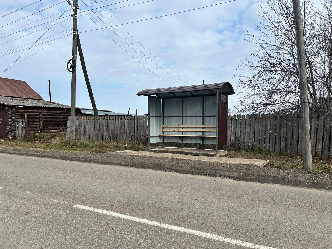 Благодаря вмешательству прокуратуры в с Пировское обустроили остановочные пункты На протяжении нескольких лет жители с Пировское ожидали общественный транспорт в жутковатой обстановке Вместо уютных павильонов пассажиров встречали голые обочины где летом можно было промокнуть под проливным дождем а зимой превратиться в сосульку Но проблема была не только в комфорте но и в безопасности отсутствие посадочных площадок и заездных карманов вынуждало людей толпиться прямо на проезжей части рискуя оказаться под колесами машин Местная администрация годами наблюдала за этой картиной однако должных мер не принимала Прокуратура внесла в адрес главы Пировского округа представление с требованием исправить нарушения После принятой меры всего за неделю на некогда унылой обочине появились остановочные пункты Сайт Тelegram ВК