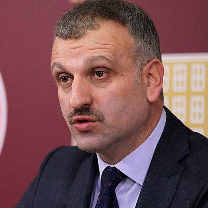 Советник Эрдогана Октай Сарал призвал наказывать бизнесменов за скидочные акции в Чёрную пятницу как противоречащую Исламу Недопустимо чтобы некоторые магазины использовали святость пятницы которую этот народ почитает веками в качестве рекламного материала под названием Черная пятница