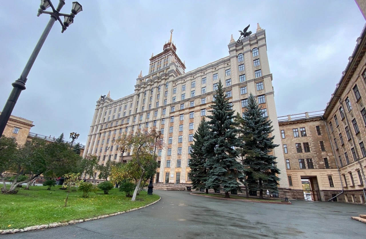 Выпускники-юристы ЮУрГУ – в числе лидеров по зарплатам в России  Южно-Уральский государственный университет  национальный исследовательский университет  занял 17-е место в рейтинге, потеряв одну позицию. Средняя зарплата выпускников-юристов выросла до 87 тысяч рублей в месяц. Более половины  59%  остаются работать в Челябинске после окончания учебы.  ПОДРОБНЕЕ  URALPRESS.RU