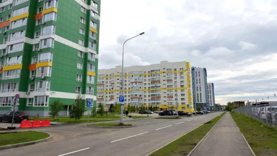 В Барнауле раньше срока открыли новую дорогу    9 августа глава Барнаула Вячеслав Франк провел выездное совещание на новом участке дороги по улице Багряная.  Подрядная организация «Сибинвест» проложила 758,5 метров дороги от улицы Солнечная Поляна до улицы 65 лет Победы раньше запланированного срока. Также сделали тротуары и бордюры, провели освещение и озеленение.  Вячеслав Франк отметил, что новая улица, расположенная параллельно Павловскому тракту, поможет снизить транспортную загруженность дорог в Индустриальном районе. А также обеспечит подъезд к домам нового квартала.  Общая стоимость проекта составила 114 млн рублей.
