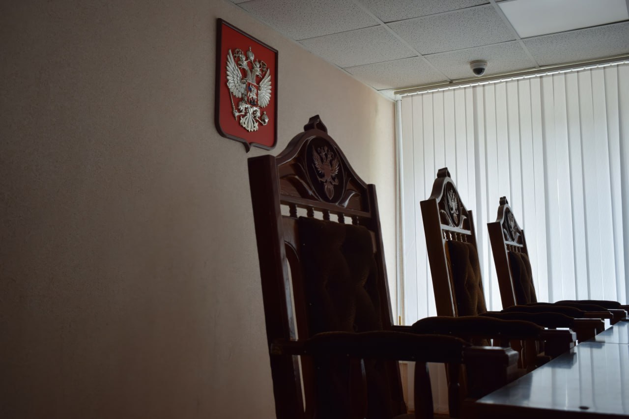 В Курской области и.о. главы поселка выписала себе премию на 15 тысяч  Горшеченский районный суд признал незаконным распоряжение исполняющей обязанности главы поселка Горшечное Светланы Шапаренко о выплате себе премии к Дню местного самоуправления-2025. Суд обязал ее вернуть в бюджет 15 тысяч рублей.  С иском в суд обратился прокурор Горшеченского района. Он указал, что Шапаренко издала распоряжение о выплате себе премии, хотя ее работа должна оцениваться Собранием депутатов поселка.  Сама Шапаренко на судебное заседание не явилась. Суд удовлетворил требования прокуратуры в полном объеме.        Наш чат комментариев