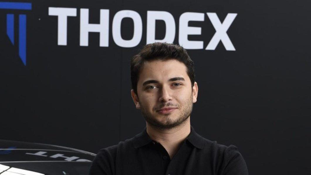 Осуждённый на 11 тысяч лет основатель турецкой криптобиржи Thodex умер в тюрьме Фарук Фатих Озер возглавлял биржу с момента запуска в 2017 году и до её краха в 2021 м Сразу после этого он сбежал в Албанию но был пойман Озера обвинили в мошенничестве ущерб от его действий оценивается на сумму до 2 5 млрд banki oil