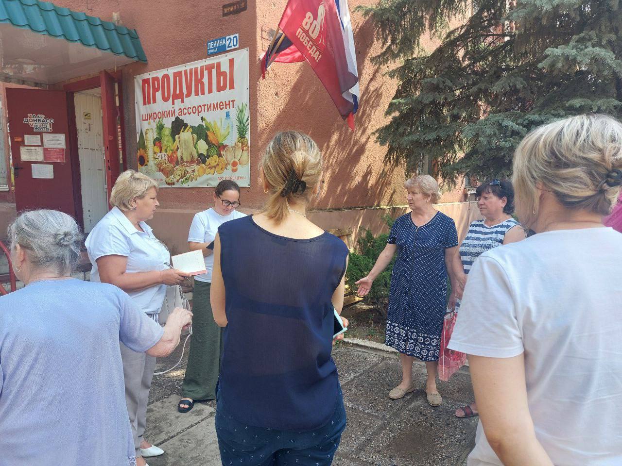 В соответствии с поручением Главы Донецкой Народной Республики Дениса Пушилина, депутат Дебальцевского городского совета Наталья Косякова и начальник Мироновского территориального отдела Управления по работе с территориальными органами администрации городского округа Дебальцево Овчаренко Марины провели встречу с жителями поселка городского типа Мироновский. Мероприятие состоялось 30 июля 2025 года. Целью встречи стало обсуждение насущных проблем поселка и выработка совместных решений для их скорейшего разрешения. Были рассмотрены вопросы:  оплата квартплаты и предоставление соответствующих услуг;       Прохождение верификации «Феникс»;  Забор анализов по месту жительства.  Встреча стала площадкой для открытого диалога между властью и населением. Выслушали проблемы, волнующие жителей, и пообещали принять все необходимые меры для их решения.