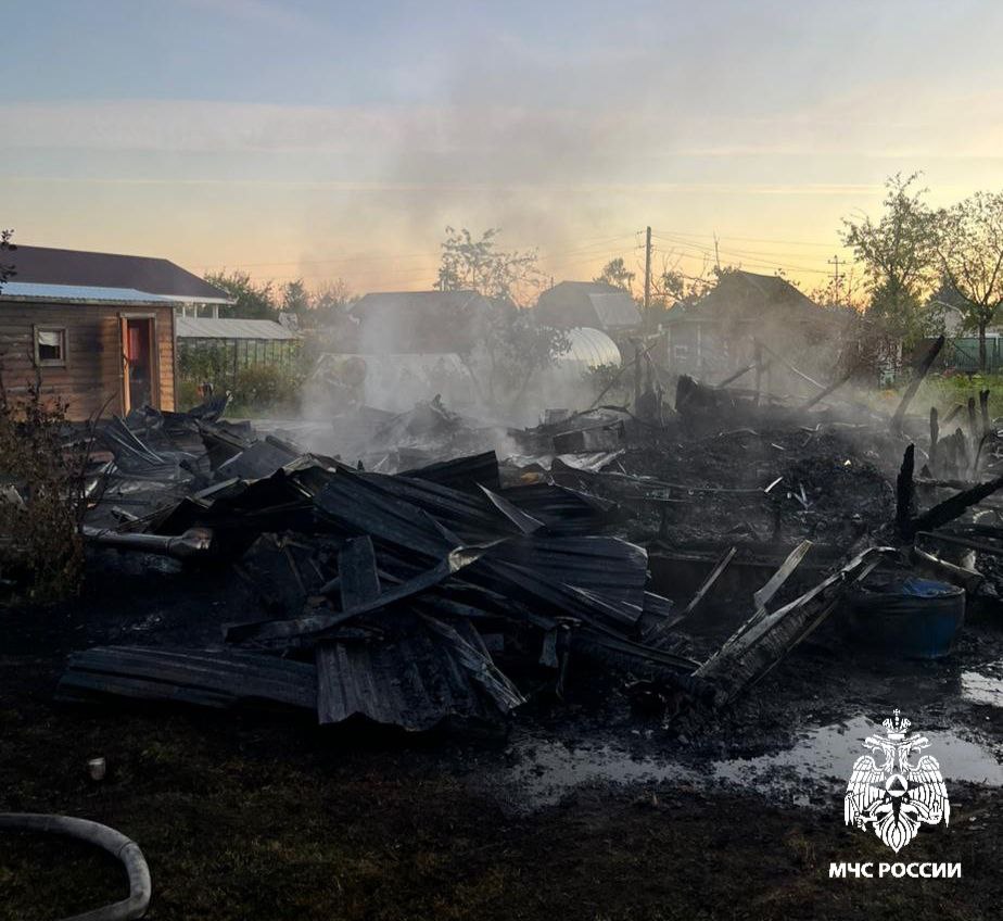 Трое мужчин погибли на пожаре под Вологдой  Ночью в СНТ «Юбилей» загорелся дачный дом. На месте пожара, площадь которого составила 48 квадратных метров, работали 17 специалистов и 9 единиц техники.   При тушении были обнаружены тела трёх мужчин. Причины трагедии предстоит установить дознавателям МЧС России.