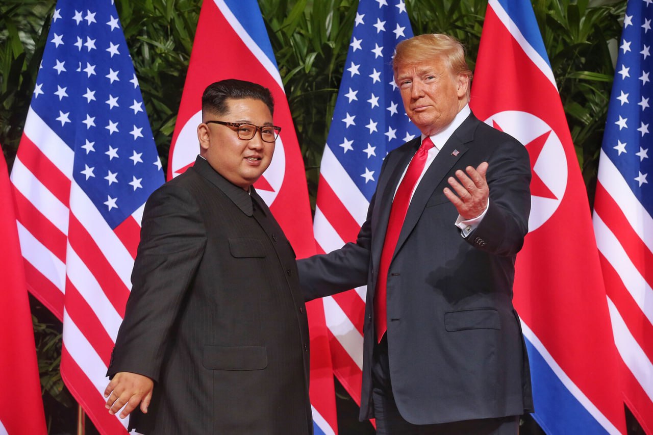 Трамп уверен, что смог бы уладить конфликт с КНДР. Дональд Трамп заявил, что сможет добиться урегулирования конфликта с Северной Кореей, если он возникнет, благодаря личным хорошим отношениям с Ким Чен Ыном. «Если возникнет конфликт… Я с ним очень, очень хорошо лажу, и мы добьемся разрешения конфликта с Северной Кореей, — сказал Трамп журналистам в Белом доме. — У меня были хорошие отношения с Ким Чен Ыном, и я действительно отлично с ним ладил». Подписывайтесь на «Газету.Ru» Участвуйте в розыгрыше!