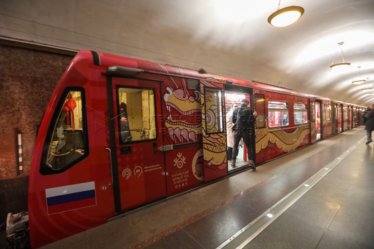 Схему метро Москвы перевели на китайский язык  Карту столичной подземки будут показывать на интерактивных экранах на станциях и в приложении метрополитена. Там будут отдельные разделы, в которых можно построить маршруты для гостей из КНР и тех, кто интересуются китайским языком, сообщил заммэра по вопросам транспорта и промышленности Максим Ликсутов.    Кроме того, в честь китайского Нового года по Арбатско-Покровской линии метро почти целый месяц будет курсировать тематический поезд.  Фото: АГН «Москва»    Подпишись на «Вечернюю Москву»