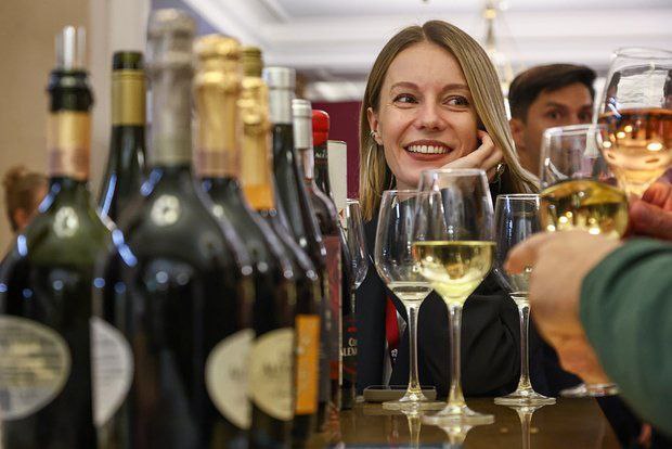 Женщинам нельзя пить столько вина сколько мужчинам заявил ученый В РАН назвали безопасную норму потребления вина мужчине допустимо выпивать около трех бокалов полбутылки вина ежедневно женщине же рекомендуется ограничиваться двумя бокалами треть бутылки Эта норма основана скорее на традициях Франции где вино является частью повседневной культуры питания нежели на строгих научных исследованиях NewsEconomics