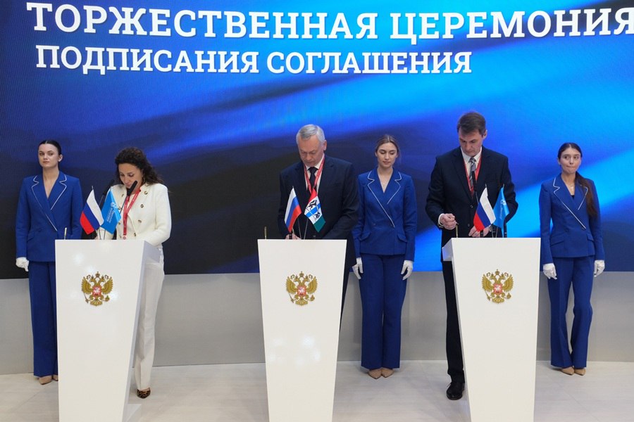 «Лемана ПРО» вложит в складской комплекс под Новосибирском два миллиарда   Федеральный ритейлер с французскими корнями «Лемана ПРО»  Ранее «Леруа Мерлен». — Ред.  построит в Новосибирске многофункциональный склад класса А площадью около 40 тысяч кв метров. Соглашение о реализации этого проекта было подписано в рамках Петербургского международного экономического форума  ПМЭФ-2025 . Объем инвестиций в проект оценивается в 2 млрд рублей. Его запуск запланирован на 2030 год, уточнили в Корпорации развития Новосибирской области. Для реализации проекта компания изучает земельные участки площадью 10-15 га. Склад будет обслуживать 22 объекта: магазины и дарксторы сети от Новосибирска до Владивостока, а также магазин в Казахстане. Подробнее читайте по ссылке   INFOPRO54    Фото пресс-службы Корпорации развития Новосибирской области.