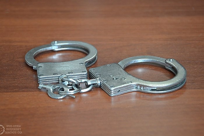 В Екатеринбурге арестовали троих парней изнасиловавших 15 летнюю школьницу Ленинский районный суд Екатеринбурга отправил в СИЗО троих парней обвиняемых в групповом изнасиловании 15 летней школьницы Заседания прошли в закрытом формате Под обвинения попали 23 летний Эдуард Шафиков 25 летний Эльнар Гаан и 26 летний Николай Силов Все они будут под стражей до 11 марта пишет Ura Ru со ссылкой на своего корреспондента Все они скрывали лица от прессы Шафиков заявил что не согласен с обвинением Сам инцидент произошёл в ночь на 11 января в одной из квартир на Академика Бардина Тогда 15 летняя школьница поругалась с мамой и ушла из дома на улице она встретила ранее незнакомого мужчину который предложил ей переночевать После того как она уснула к ней зашли сразу трои и изнасиловали несовершеннолетнюю Силовики задержали Эдуарда 12 января на своих приятелей он же и указал uralweb ru