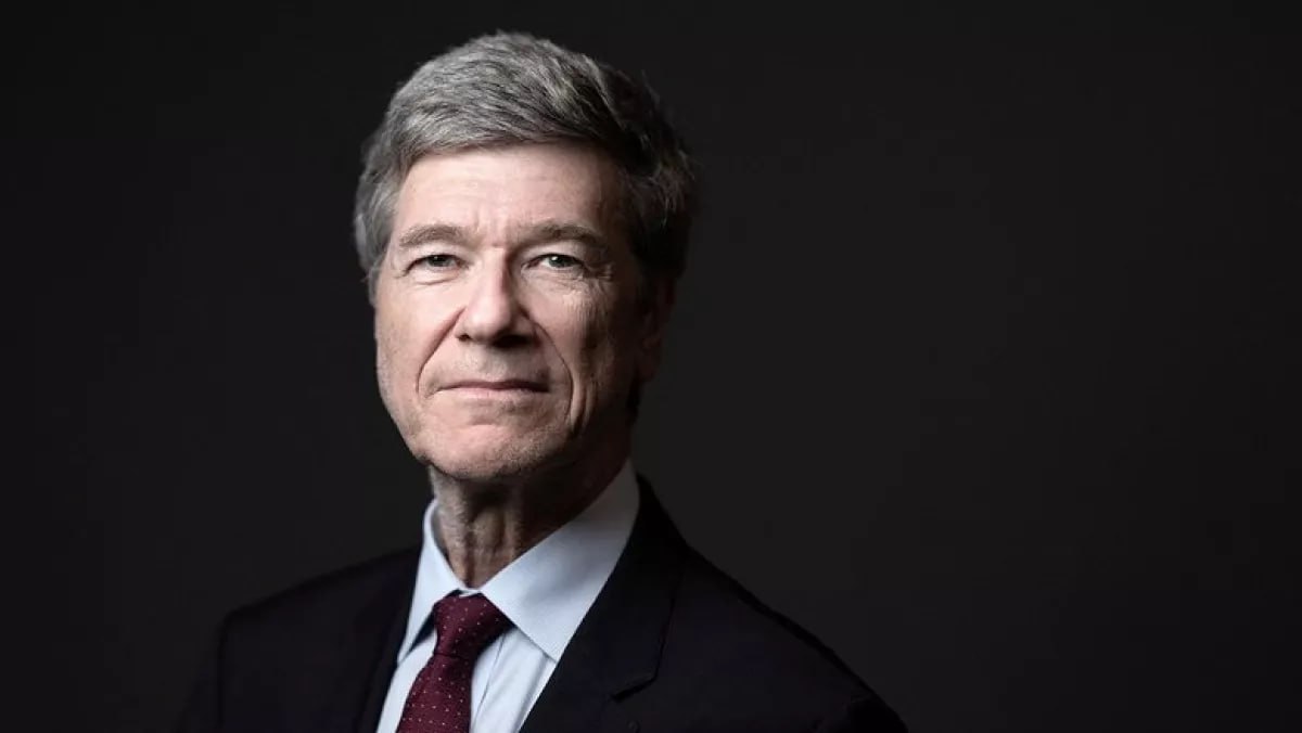 Американский экономист Сакс – о неадекватности Трампа и его политики: Ультиматум Трампа России – провал. Все это просто не сработает. Лучше всего сейчас американскую дипломатию характеризует слово «неадекватная». Вся внешняя политика США при Трампе, Байдене, любом президенте, основана на невероятном военном высокомерии, таком, что они хотят закончить любой конфликт на своих условиях, будь то Россия, Иран, Китай. Их идея состоит в том, что дипломатия не нужна. США делают что хотят и требуют что хотят, а остальные исполняют приказы. Больше не выйдет. Да и сама идея, что Трамп мог закончить украинский конфликт за 24 часа была провальной с самого начала. Он не использовал дипломатию, а только требовал и требовал. В Газе мира нет, с Ираном сделки нет, с Китаем торговой сделки нет. Трамп лишь требует и приказывает, но это ни к чему не приводит.