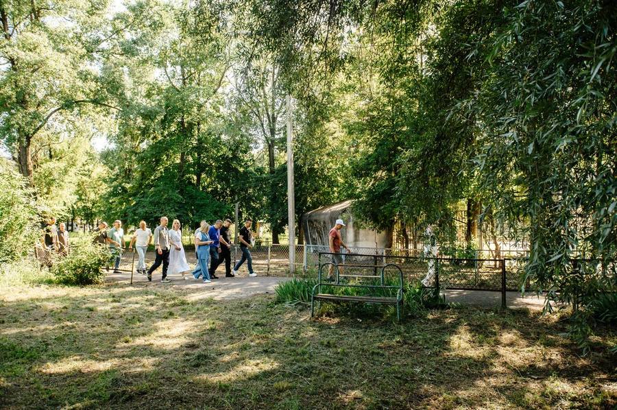 Заброшенную территорию за Дворцом молодежи решили благоустроить. Раньше здесь был популярный детский городок с эстрадой, качелями и аттракционами, но сейчас все разрушается и зарастает сорняками. По словам врио губернатора Александра Хинштейна, на площади 7,6 тыс квадратных метров создадут 6 функциональных зон. В планах – детская площадка, интерактивные элементы, эстрада и скейт-парк. Основные работы завершат до конца 2025 года, а новую детскую площадку откроют весной 2026-го. Кроме того, старый фонтан перед Дворцом молодежи заменят на современный «сухой», аналогичный фонтану у драмтеатра. Курская аномалия