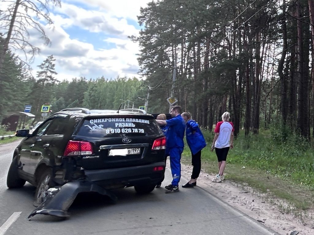 На Солотчинском шоссе в Рязани столкнулись две иномарки  ДТП произошло сегодня днем в Рязани на Солотчинском шоссе недалеко от поворота в сторону лагеря «Сказка».  Здесь столкнулись автомобиль «Киа Церато» и «Киа Рио». От удара «Киа Рио» съехала с дороги в лесной массив. На месте работают пожарные и сотрудники скорой помощи.          Фото Марины Турбиной