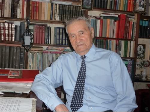 Евгений Зотов фронтовик и председатель исполкома Йошкар олинского городского Совета депутатов трудящихся руководил городом почти четырнадцать лет с 1969 по 1981 годы Возглавив столицу республики в 1969 году он предложил освоить древнее подземное русло Волги в районе поселка Арбаны чтобы решить проблему катастрофической нехватки воды В тот момент уже практически был разработан проект водоснабжения Йошкар Олы по трубе из Волги Под его руководством в городе началось массовое строительство жилья Получая массу критики Зотов стал инициатором застройки заливных лугов низкого берега Малой Кокшаги С началом строительства Сомбатхея мэра города стали пинать уже все кому не лень Нельзя обижать уток и лишать горожан удовольствия полюбоваться болотом Сегодня без Сомбатхейского микрорайона немыслима картина нашей столицы В годы его руководства Йошкар Олой был запущен троллейбусный транспорт