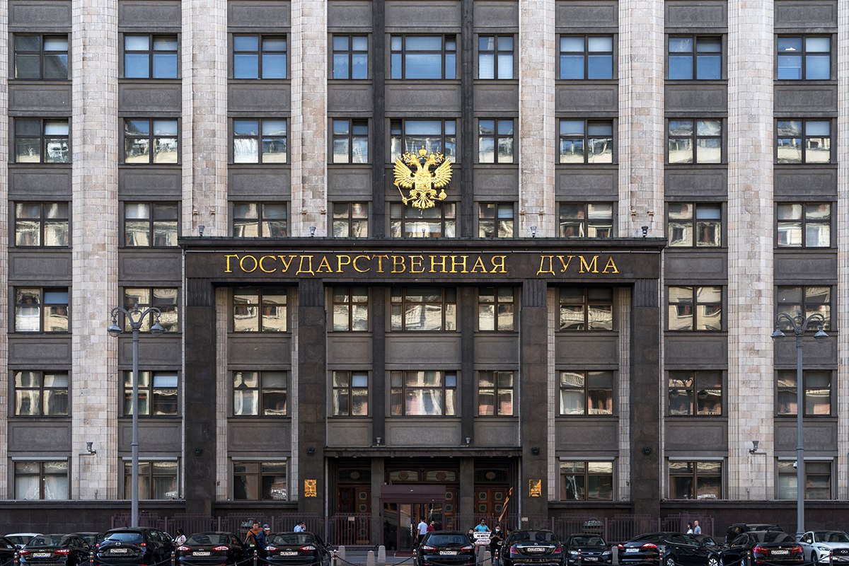 Госдума приняла в первом чтении законопроекты о защите иностранных военнослужащих Государственная Дума на пленарном заседании приняла в первом чтении пакет законопроектов обеспечивающих правовую защиту иностранных граждан и лиц без гражданства проходящих или проходивших контрактную службу в Вооружённых Силах РФ и участвовавших в боевых действиях Документы запрещают в отношении таких лиц административное выдворение депортацию аннулирование разрешений на проживание отказ во въезде и признание пребывания нежелательным Также предусматривается обязательный отказ в их выдаче иностранным государствам по запросам об экстрадиции Законопроект закрепляет правовую стабильность для тех кто не являясь гражданами России проявил верность её интересам и мужество на передовой Подписывайтесь на мой канал в МАХ Депутат Государственной Думы РФ Водолацкий В П