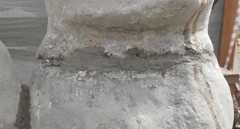 Челябинские ученые научились восстанавливать памятники с помощью бактерий  Впервые в России памятник отреставрировали с помощью живых микроорганизмов. Ученые Южно-Уральского госуниверситета применили уникальный бетон с «живой начинкой» — бактерией Bacillus subtilis, которая сама заращивает трещины.   Первым объектом стала скульптура матери, защищающей детей, в Боровске  Калужская область . Секрет технологии в том, что бактерии питаются лактатом кальция и выделяют органический строительный материал, восстанавливающий монолитность бетона. Такой «живой» ремонт идет в пять раз быстрее обычного: трещины исчезают уже за 10 циклов использования бактерий.  Разработка обещает стать находкой для реставраторов, дорожников и строителей, продлевая жизнь зданиям и мемориалам без лишних затрат.