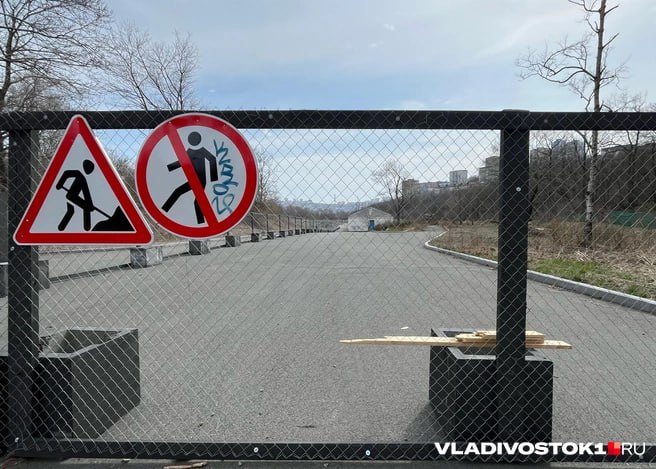 Парк Минного городка начали реконструировать в конце 2024-го, к февралю 2025-го уже была готова набережная одного из озер, дорожки, огорожена территория и везде установлены таблички, информирующие о проведении работ. В апреле масштаб еще больше разросся. Закрыли главный вход со стороны остановки «Поликлиника», пригнали технику, установили паспорта объекта, обнесли территорию, поставили заборы к лестницам и укрепили балками основной железный забор вокруг всей территории. Теперь пройти в Минный можно только со стороны Баляева и со стороны Луговой. Некоторые все еще рискуют, пробираясь через заборы, чтобы не обходить лишние метры. В основном это подростки. Основная часть работы сейчас сосредоточена на месте у главного входа недалеко от главной лестницы, где были фигурки и ледовая коробка. Стоят экскаваторы, замечены рабочие. На некоторой части территории облагорожены пешеходные дорожки и обочины, старые конструкции уже разобрали. Исчезли карусели, но все еще виднеются конюшни, киноклуб и здание, где давно был аттракцион «Кривые зеркала». Подписаться