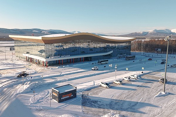 Самолет авиакомпании Россия прекратил взлет в аэропорту Магадана Самолет авиакомпании Россия прекратил взлет из аэропорта Магадана Об этом сообщает AVIA RU со ссылкой на данные пресс службы авиаперевозчика На начальном этапе разбега самолет выполнявший рейс FV6290 Магадан Москва за 22 января по технической причине прекратил выполнение взлета Рейс будет выполнен на резервном самолете прилет которого ожидается из Москвы заявили в пресс службе авиакомпании В авиакомпании пояснили что распространяющаяся информация о выкатывании самолета за пределы ВПП не соответствует действительности В процессе торможения произошло сближение передней стойки шасси с фонарем освещения без пересечения пределов ВПП Самолет был оперативно отбуксирован к зданию аэровокзала заявили в пресс службе aviaru net n291728