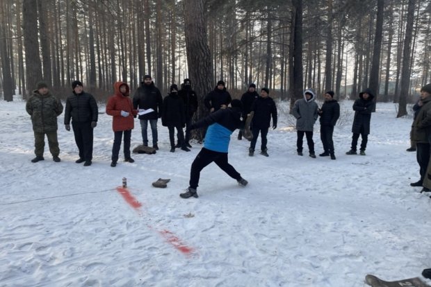 «ЗАБАЙКАЛЬСКИЙ КЕРЛИНГ»   В ЧИТЕ ПРОШЕЛ ЗИМНИЙ СПОРТИВНЫЙ ФЕСТИВАЛЬ НАРОДОВ   В Чите во время новогодних каникул провели второй зимний спортивный фестиваль. В нем приняли участие представители народов, проживающих на территории Забайкалья, сообщили в пресс-службе правительства региона.  Между собой на площадке спортивной базы «Березка» соревновались забайкальская региональная общественная организация бурят, еврейская и татарская общины, таджикская, азербайджанская, киргизская и узбекская диаспоры, а также региональная общественная организация "Союз армян Забайкалья".  Скорость, сноровку и внимательность участников проверяли в игре в нарды, метании валенка, керлингу по-забайкальски, хоккее в валенках с мячом и в игре в корнхолл. Ее суть - бросать маленькие мешочки с кукурузой на доску с отверстиями в разных местах и получать за это очки.  «Россия – это многонациональная страна и все народы живут в ней дружно. Ежегодно мы встречаемся с вами, и вы как никто другой доказываете нам, что дружба – это главное, ведь все мы знаем, что одна из целей спорта – это объединение», – рассказали представители комитета физической культуры и спорта администрации Читы.  В метании валенка лучший результат показал представитель киргизской диаспоры. В соревнованиях по корнхоллу первое место заняла региональная общественная организация «Союз армян Забайкалья». Ее же участник занял первое место в турнире по нардам. Лучшими в «Забайкальском керлинге» стали представители таджикской диаспоры, а в хоккее в валенках - киргизской.  Фото: Пресс-служба правительства Забайкалья  #аврорамедиа_дальнийвосток    Telegram-экосистема АВРОРА МЕДИА МЕДИА   НОВОСТИ   РЕГИОН   ЛАЙФ   СПОРТ   ГЕРЛЗ   ХАЙТЕК   ПЕРСОНЫ   ИНСАЙД   КРИМИНАЛ   МОЛОДОСТЬ   LIVE   АВРОРА МЕДИА YOUTUBE   RUTUBE