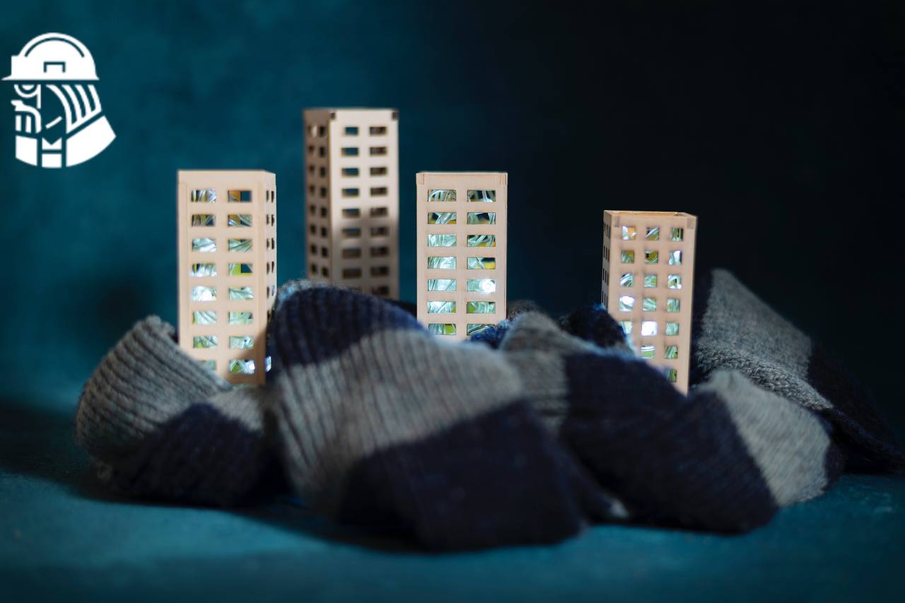 Цены на недвижимость и ЖКХ вырастут в 2026 году В 2026 году ожидается значительный рост цен на новостройки до 13 15 По прогнозам Артёма Глебова это обусловлено высокой себестоимостью строительства дефицитом рабочей силы удорожанием стройматериалов и логистики в том числе за счёт повышения НДС а также ужесточением условий по семейной ипотеке На вторичном рынке жилья прогнозируется увеличение цен предложения на 8 а спроса на 10 Загородная недвижимость по мнению аналитиков также подорожает минимум в пределах инфляции частично из за возросших кредитных издержек застройщиков при использовании эскроу счетов В 2026 году россиян ожидает двухэтапная индексация тарифов ЖКХ С 1 января рост составит до 1 7 для всех регионов Второе повышение с 1 октября будет более существенным от 8 до 22 в зависимости от региона В Москве тарифы ЖКХ увеличатся на 1 7 в январе и на 15 в октябре 2026