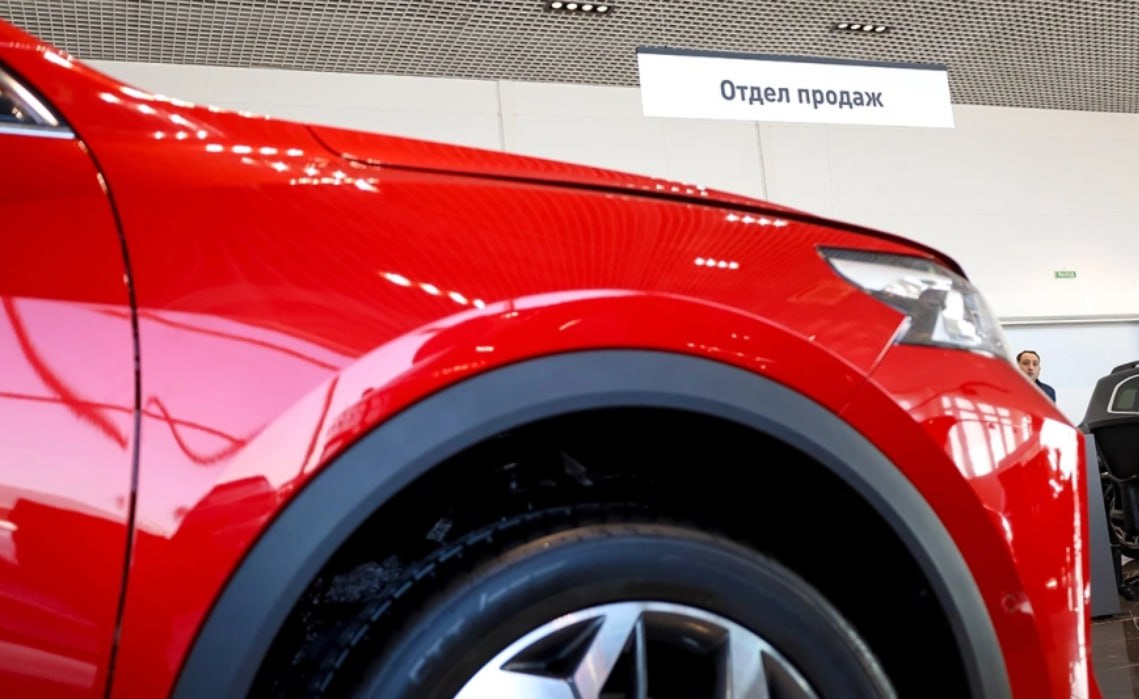 С 1 января 2026 года российские банки лишатся возможности оценивать доходы граждан желающих оформить автокредит по собственным моделям Переход на более жесткие требования к оценке может привести к резкому росту количества отказов в новых кредитах до 40 потенциальных заемщиков выпадут из поля зрения банков предупредил Национальный совет финансового рынка НСФР в письме в Банк России есть у РБК В нем участники рынка просят продлить действие опции с модельным подходом к расчету доходов клиентов до 1 июля 2027 года В ЦБ подтвердили обращение НСФР но просьбу банков не поддерживают Банк России не планирует продлевать модельный подход для оценки дохода заемщиков при выдаче автокредитов сообщил РБК представитель регулятора Какие альтернативные способы оценки клиентов останутся у банков и что это значит для заемщиков в материале РБК Фото Елена Майорова Global Look Press РБК в Telegram и MAX