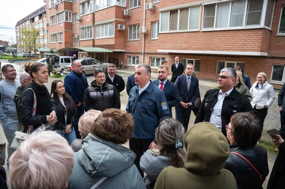В Краснодаре предложили запретить строить дома без социалки Жители краснодарского микрорайона Музыкальный уже не первый год жалуются что нет ни школ ни садиков ни поликлиник ни парков Хотя дома построили еще в 2010 е Эту проблему местные жители обсудили с лидером ЛДПР Леонидом Слуцким который посетил наш регион на этой неделе Лидер ЛДПР заявил что застройщикам нужно запретить сдавать жильё без социальной инфраструктуры По его словам землю под новые проекты должны получать только те компании которые сразу строят детские сады школы поликлиники и другие необходимые объекты Тех кто так строит хочу предупредить будете строить когда жильё появляется а объектов социальной инфраструктуры нет больше у вас КРТ просто не будет заявил Слуцкий Если фото и видео не грузит читайте нас в MAX   свои фото видео и истории присылайте нашему боту prostokrd bot