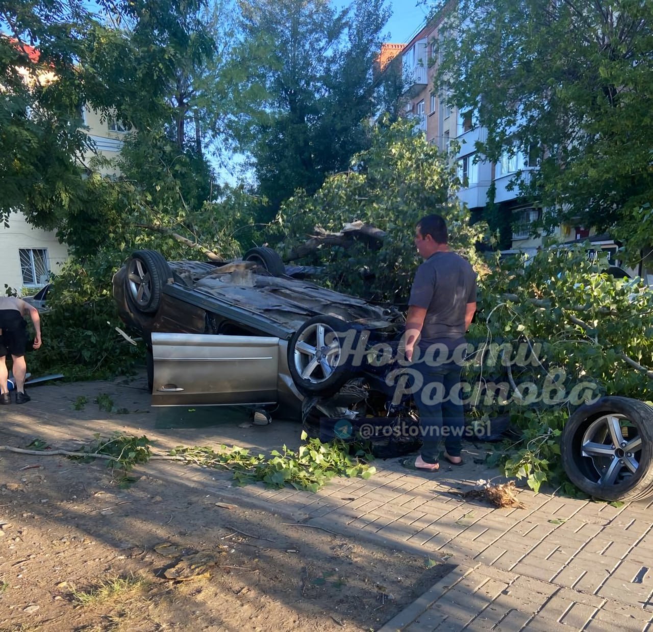 В Ростове на Казахской легковушка опрокинулась на крышу Утром 22 июня на улице Казахской в Ростове случилось дорожно-транспортное происшествие, в котором автомобиль перевернулся. Как сообщают очевидцы, водитель автомобиля "Volkswagen Passat" потерял контроль над управлением в районе дома №153. Это привело к тому, что машина перевернулась на крышу. Помимо этого, транспортное средство повредило дерево, дорожные указатели и контейнеры для мусора. В областной автоинспекции сообщили, что в результате инцидента никто не получил травм. Подписаться на "Новости Ростова" Прислать новость