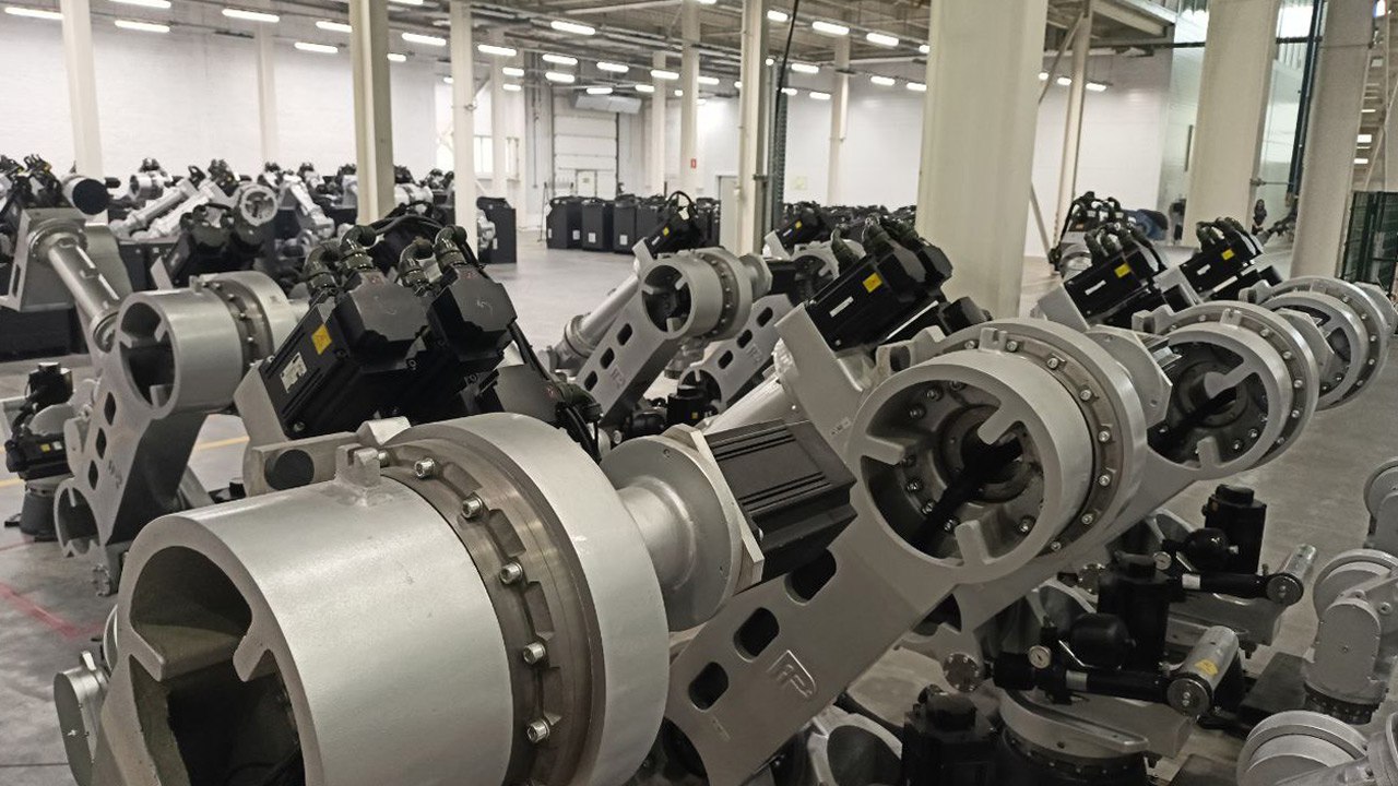 Первые резиденты что будут производить в особой экономической зоне под Челябинском Два крупных инвестора получили статус первых резидентов ОЭЗ Южноуральская в Красноармейском округе Реализация проектов позволит создать около 500 рабочих мест сообщил губернатор Алексей Текслер Завод компонентов русских роботов планирует производить робототехнические комплексы для автомобильной и авиационной промышленности сферы медицины электроники и других Многие операции на предприятии будут автоматизированы а сотрудники займутся решением сложных задач и управлением Вторым резидентом стало предприятие АВГ Газовое оборудование которое организует производство газовых баллонов Их используют при тушении пожаров перевозке и хранении топлива для автомобилей в пищевой промышленности и медицине Особая экономическая зона стала важным драйвером развития Челябинской области На этой площадке мы будем формировать полноценную производственную среду в которой предприятия смогут не только выпускать продукцию но и использовать разработки друг друга Это потенциал для роста экономики и создания новых возможностей для жителей нашей области отметил глава региона ОЭЗ Южноуральская территория с льготным режимом для резидентов в том числе ставка налога на прибыль для них обнулена на семь налоговых периодов Подписывайтесь на Вести Южный Урал в MAХ