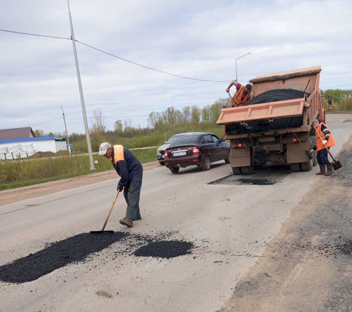 В Башкортостане отремонтировали 37,6 тысяч ям на дорогах. Из них 28,8 тысяч дефектов расположены на трассах регионального и межмуниципального значения, 8,8 тысяч дефектов - на местных дорогах в населенных пунктах. - В ходе инспектирования дорог с асфальтобетонным покрытием выявили больше 69 тысяч дефектов. Из них более 37 тысяч ям уже устранены, а 31,7 тысяч дефектов находятся еще в работе. Ямочный ремонт продолжается, - сказала министр транспорта и дорожного хозяйства Республики Башкортостан Любовь Минакова. Устранить дефекты на трассах регионального значения планируется до 1 июня, на дорогах местного значения – до середины июня. Напомним, что ямочный ремонт ведется с использованием автоматизированной системы контроля и планирования дорожной инфраструктуры СКПДИ . Дорожники выявляют дефекты на дорогах, заносят параметры ям в систему. В приложении им присваивают идентификационный номер, определяют местоположение, вносят параметры и фото. #МинтрансРБ #дорогиРБ