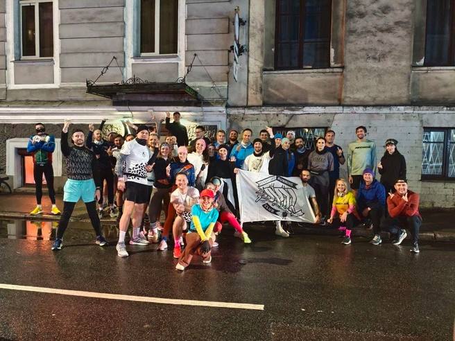 В Петербурге отменили Пивной забег Он должен был состояться сегодня Информация об этом появилась в соцсетях бара Plague Arena от которого в этот раз планировали стартовать участники Новость про небольшой дружеский забег выбралась во внешний интернет и улетела в космос Поэтому мероприятие пришлось отменить по независящим от нас причинам Убедительно просим не бегать возле бара Администраторы пивоварни Plague Brew Punk Crew в комментариях написали Органы власти пришли пригрозили сказали что проводить подобное без специального разрешения нельзя Судя по анонсам Пивной забег еженедельное мероприятие участники пробегают дистанцию длиной 7 5 километра и на финише их ждет вознаграждение в виде пива Однако телеграм каналы накануне начали массово сообщать именно о сегодняшнем забеге fontankaspb