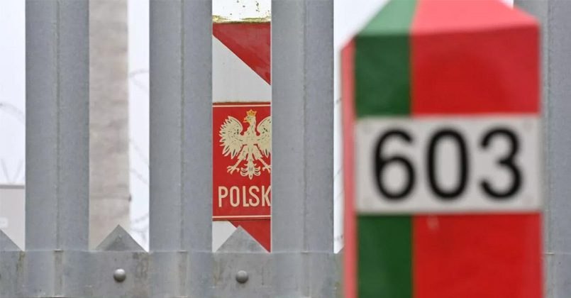 Польша готовится открыть два пограничных перехода на границе с Беларусью в Бобровниках и Кузнице Об этом заявил премьер министр Дональд Туск на Форуме ЕС по вопросам сплочения границ и развития в Белостоке Мы все понимаем что если нам удастся открыть эти два пункта пропуска в Бобровниках и Кузнице проблема возникшая из за закрытой границы будет в значительной степени решена сказал Туск По его словам соответствующее решение готовят несколько министерств и его могут принять уже на этой неделе Если мы говорим что можем открыть эти переходы то это потому что граница сейчас безопаснее чем когда либо подчеркнул Туск Ранее предприниматели из польского Подляского воеводства записали видеообращение с требованием к властям открыть пограничные переходы с Беларусью Польский бизнес жалуется на то что терпит многомиллионные убытки из за закрытия границы