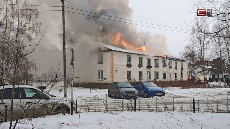 Подробности пожара в Белом Яре  В результате пострадали 3 человека: бабушка, женщина и ребенок. Они надышались дымом и были доставлены в больницу.  В общей сложности в деревяшке проживали 30 человек, 9 из них дети.   Сейчас  ...  собираем людей и объявляем, какими льготами они могут воспользоваться. Из бюджета администрации Белого Яра — по 10 тысяч на человека, из бюджета администрации Сургутского района. Также они могут обратиться в соцслужбу. Компенсация на съем жилья — 15 тысяч,  — уточнил глава Белого Яра Владимир Мансуров.  Мансуров добавил, что дом, где произошел пожар, в этом году стоял в очереди на расселение, но не в начале списка. Сейчас чиновники будут рассматривать вопрос, как ускорить переселение граждан.      Новости Сургута и Югры