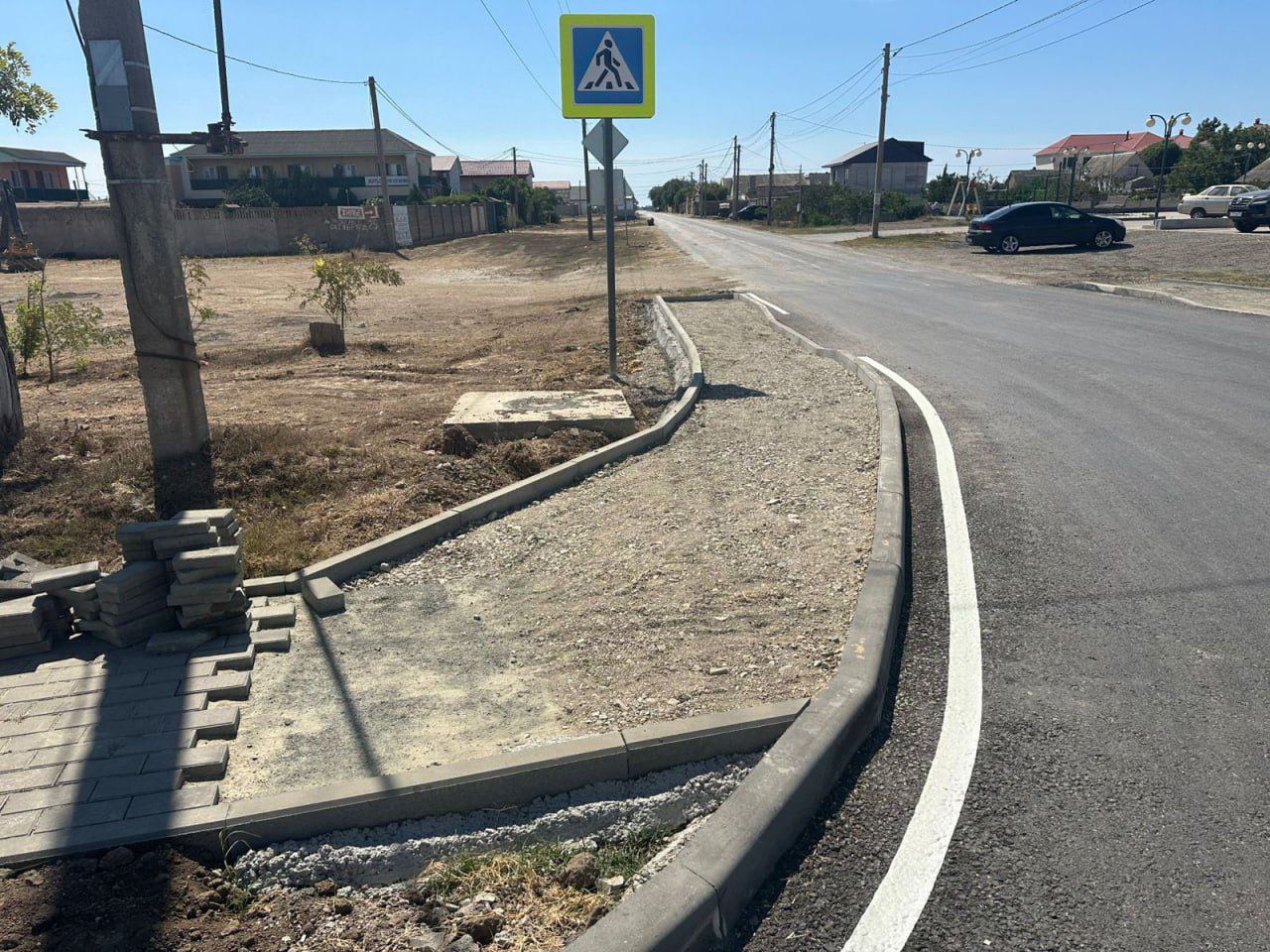В Крыму завершается ремонт участка дороги Евпатория - порт Мирный  - Штормовое  В Республике Крым благодаря национальному проекту «Инфраструктура для жизни» подходит к завершению ремонт автомобильной дороги межмуниципального значения Евпатория — порт Мирный — Штормовое протяженностью более 3 км. Общая стоимость ремонта участка дороги составила 116,5 млн. рублей.   Заказчиком является ГКУ РК «Служба автомобильных дорог Республики Крым».  Дорожники уже выполнили основные работы включая фрезерование, ресайклинг и укладку асфальтобетонного покрытия. Активно ведутся работы по устройству покрытия тротуаров и нанесению дорожной разметки. Начато обустройство обочин.  В ближайшее время строители сосредоточатся на завершении тротуаров и нанесении оставшейся разметки. Параллельно планируется приступить к активному обустройству обочин и монтажу дорожных знаков.  Село Штормовое, через которое проходит трасса, привлекает любителей спокойного отдыха, дайвинга и природных достопримечательностей.