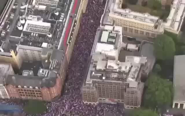 Миллионы участников акции протеста в Лондоне по версии активиста Томми Робинсона