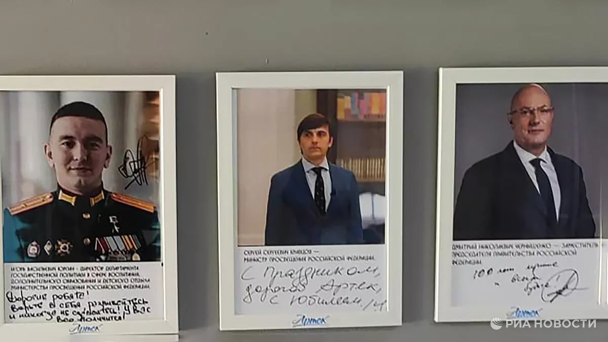 Не прошло и месяца -  РИА Новости показали «подлинное фото с поздравлением Кравцова без ошибок в тексте». Ранее  в соцсетях появилось фото Кравцова с якобы написанном от его руки поздравлением по случаю 100-летия «Артека», на котором в слове «праздник» пропущена буква «д». В свою очередь,  сам Кравцов назвал данную фотографию шуткой и добавил, что сначала с иронией отнесся к ее появлению.  Комментировать  не буду.