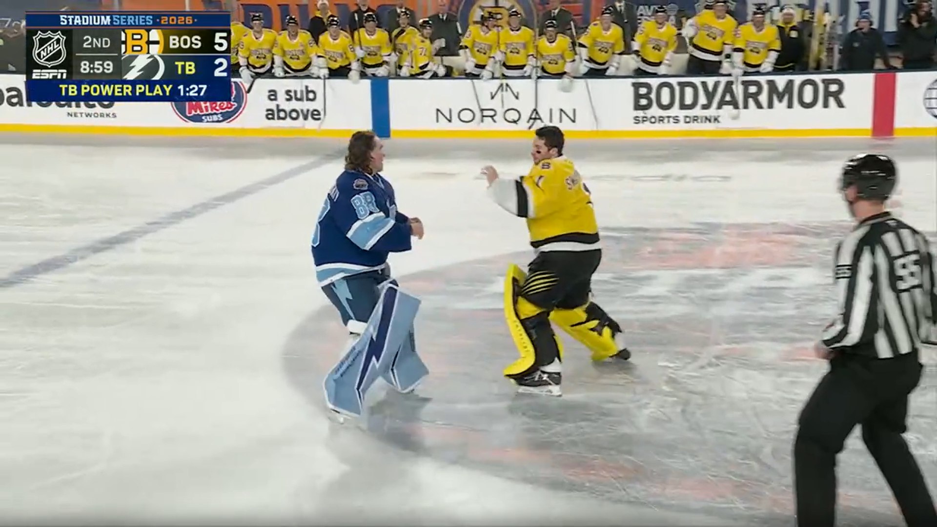 Василевский поблагодарил Свеймана за согласие на драку в матче на открытом воздухе Российский вратарь Тампы Андрей Василевский поблагодарил голкипера Бостона Джереми Свеймана за согласие на драку которая стала первой в карьере НХЛ для обоих вратарей и первой в истории лиги произошедшей в матче на открытом воздухе Я увидел как Свейман ударил ловушкой Хагеля и дальше действовал на инстинктах Я пересек красную линию и предложил ему подраться Это был один из самых важных моментов для меня лично потому что я никогда не дрался в НХЛ Не могу выразить благодарность словами Огромное спасибо ему за то что принял мой вызов Он хорош и в игре и в драке сказал Василевский которого цитирует пресс служба его клуба Читать полностью