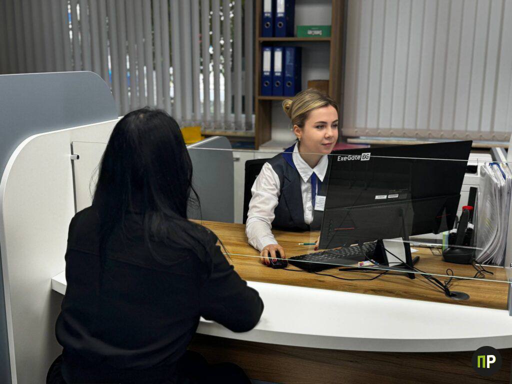 Узнали как работает служба одно окно в агрогородке Лесной и что там изменилось В декабре в агрогородке Лесной начал работу новый филиал службы одно окно Это стало важным шагом в повышении качества обслуживания жителей Минского района Он объединил под одной крышей представительства Боровлянского сельского исполнительного комитета и Минского районного исполнительного комитета Основная задача реализация заявительного принципа прием заявлений на административные процедуры консультативная помощь в подготовке документов и выдача готовых решений в одном месте   В статье вы найдёте новый график работы и контактную информацию Лесной Минскийрайон