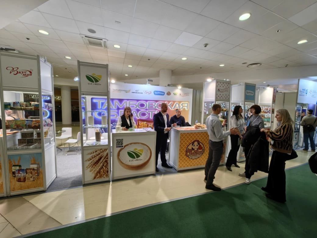 Пять предприятий из Тамбовской области примут участие в международной выставке продуктов питания напитков и сырья для их производства Продэкспо 2026 Выставка пройдет с 9 по 12 февраля в выставочном комплексе Крокус в городе Красногорск Московской области На коллективном стенде области наши предприятия представят различную снековую сладкую и мукомольную продукцию а также мясные деликатесы и полуфабрикаты Помимо этого регион будет представлен несколькими индивидуальными стендами тамбовских производителей Участие в таких крупных выставках как Продэкспо дает нашим предприятиям уникальную возможность выйти на новые рынки и найти зарубежных партнеров Мы активно поддерживаем экспортно ориентированные компании предоставляя им весь необходимый спектр услуг для успешного продвижения продукции за рубеж сказал руководитель Центра поддержки экспорта Тамбовской области Петр Семьянинов Наши новости в МАХ