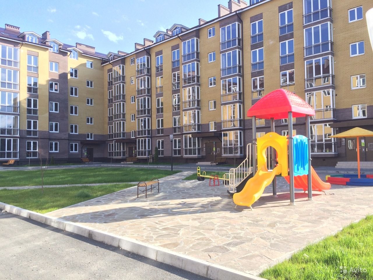 Северная Осетия в лидерах по средней площади строящегося жилья Согласно данным которые опубликовал Единый ресурс застройщиков ЕРЗ РФ на российском рынке новостроек сохраняется устойчивая тенденция к уменьшению средней площади квартир По итогам октября этот показатель в целом по стране составляет 48 8 кв м потеряв за год 0 3 п п Средняя площадь квартир у крупнейших девелоперов достигла 46 6 кв м Анализ рынка демонстрирует значительную разницу в предпочтениях покупателей в разных регионах России говорится в исследовании В пятерку лидеров по средней площади строящегося жилья вошли Ингушетия 81 кв м ЛНР 61 6 кв м Северная Осетия 61 2 кв м Камчатский край 60 2 кв м и Ивановская область 60 1 кв м В апреле показатель по РСО составлял 62 5 кв м т е тенденция к сокращению средней площади квартир в новостройках затронула и Северную Осетию